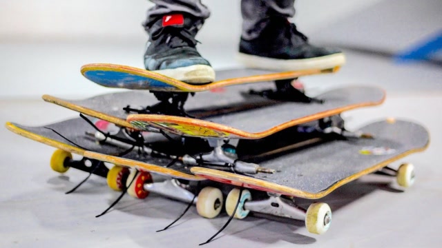 奇葩老外脑洞大开,自制三层大滑板,玩起来太上头