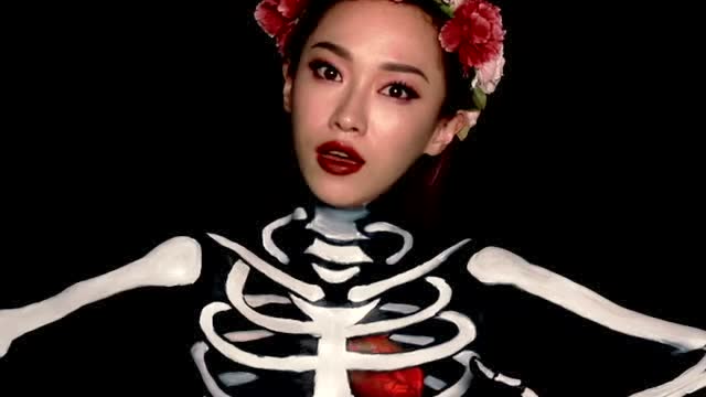 美女把全身化成了骷髅,厉害了word姐!