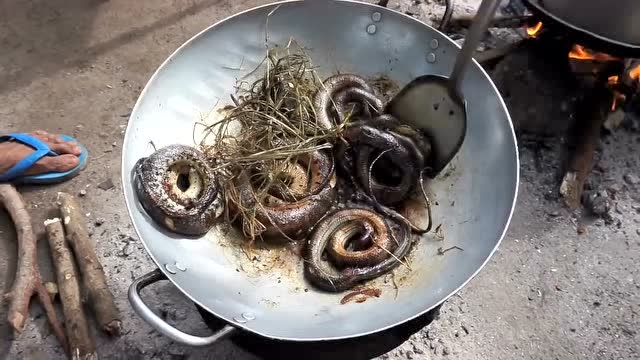 柬埔寨油炸蛇料理