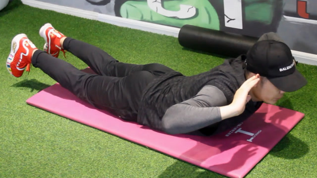 在家就能练的动作,改善腰肌劳损,腰部僵硬,1招帮你搞定