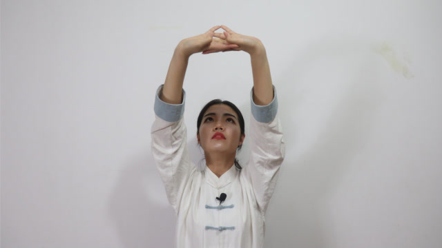 双手托天5分钟,身体三焦很畅通,50以后,最好每天睡前练!