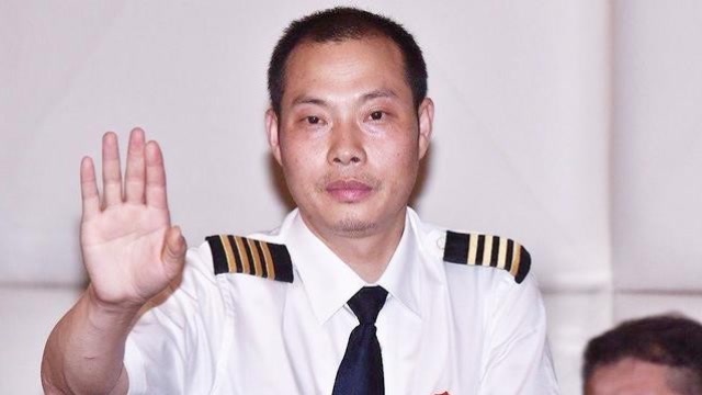 "四川8633成都叫你"中国机长录音曝光,平静对话下尽是绝望