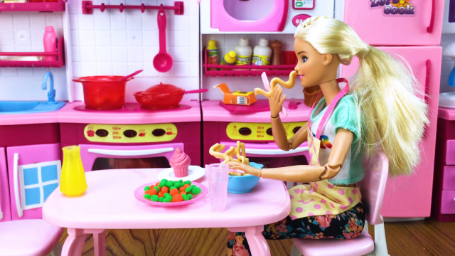 芭比娃娃厨房玩具,芭比做了美食吃了一顿愉快的晚餐