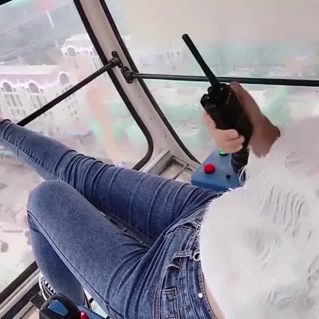 塔吊女司机又皮了,居然敢逗队长玩,就不怕被开了吗?
