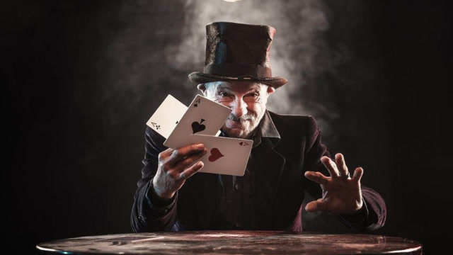 魔术大师揭秘:为什么扑克牌能自动飞进袖子?网友:你来你也行!