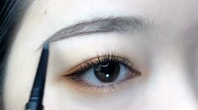 越细的眉笔画的眉毛越好看?加上本身的眉毛超自然!