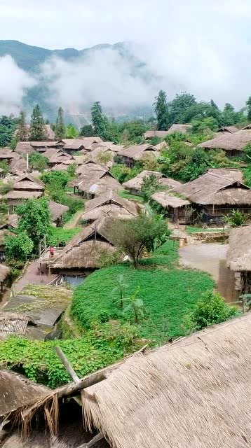 云南深山一原始村落,全是茅草屋,给人复古的既视感