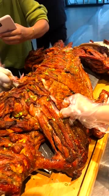 特色烤全牛,啊哦,众人吃的太过瘾了!