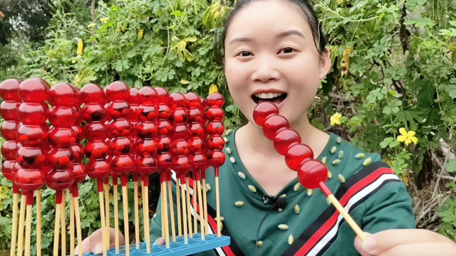 小姐姐吃"糖葫芦糖果",造型独特有趣味,巧克力豆香脆又美味