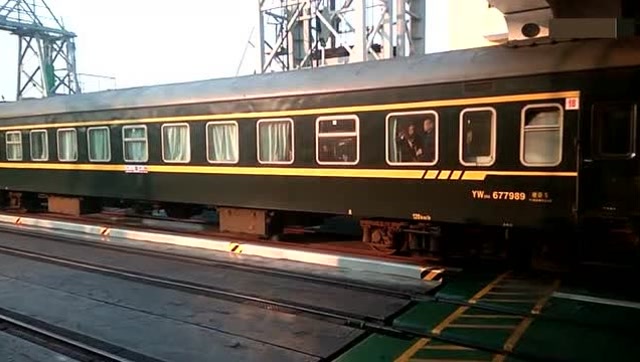 火车如何漂洋过海去海南岛?k511次列车驶出轮渡船舱去海口