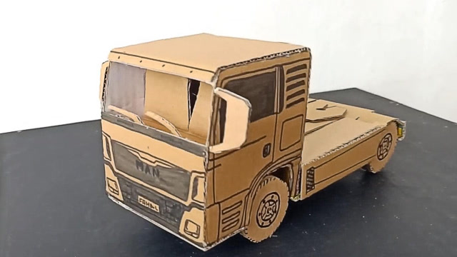 商店玩具车太贵了,小伙用纸板制作一辆迷你大卡车,这操作我看呆