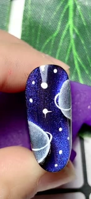 精致的美甲原来做起来这么简单,时尚的星空美甲,让你仙气满满