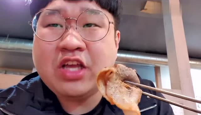 韩国大胃王胖哥,吃特色韩国烤肉,一口塞到嘴里太过瘾了