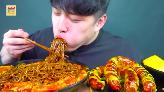 大胃王小哥餐餐都是狼吞虎咽的吃饭,吃啥啥香,胃口真是好啊