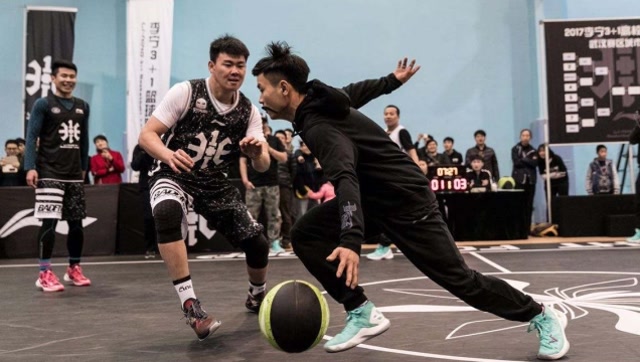 头盔哥单挑平常心,结果却是虐杀局,谁是最强街球王?