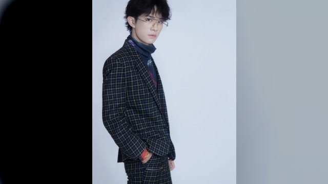 易烊千玺身穿格纹西装,尽显绅士风范