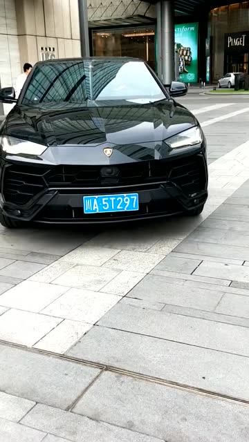 这才是豪车的标配!成都最豪停车场之一