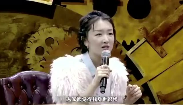 近日,周冬雨在接受华少采访时,自曝刚出道时看到有人编她的假料,称周冬雨的家庭很困难,周冬雨曾在爸爸的背后默默的看着爸爸搬砖,最终这个假料还把周冬雨感动哭了。虽然周冬雨被假料感动哭了,但还是表明希望大家不要造谣自己的家人。