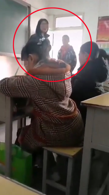 西安一学校女老师疯狂掌掴学生现场画面曝光