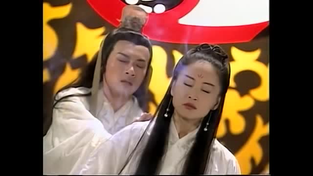 在邀月重伤时!让花无缺趁机逃跑!