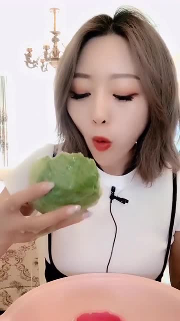 吃货小仙女又开吃了,吃绿色包菜冰,冰冰凉凉真过瘾