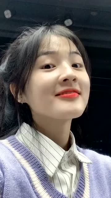 据说这是天上才有的女生.抿嘴那一笑彻底沦陷了