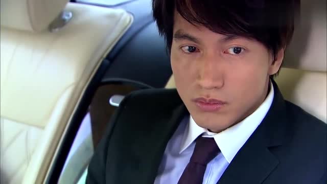 恋恋不忘:总裁的明星女友因毁约上报纸,特助还念给总裁听!