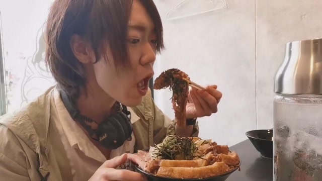 日本大胃王耳机哥, 吃猪肉荞麦面,大口吸面直接生吞啊