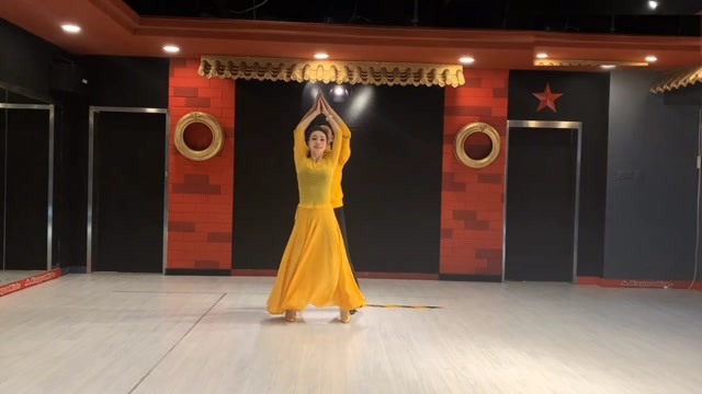 杨艺交谊舞伦巴在那东山顶上