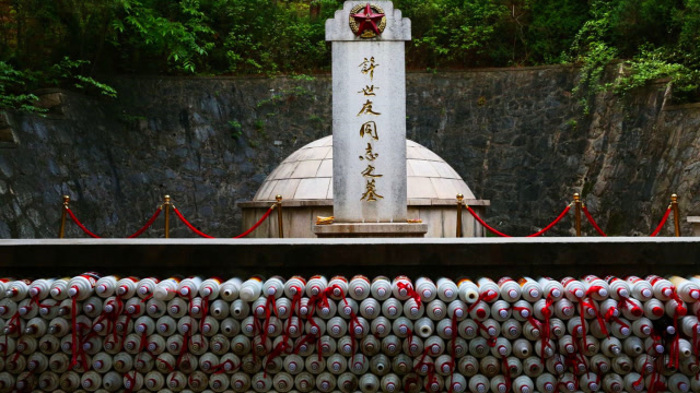 世界最贵将军墓,墓前堆满茅台酒瓶,倒掉的酒价值更不计其数