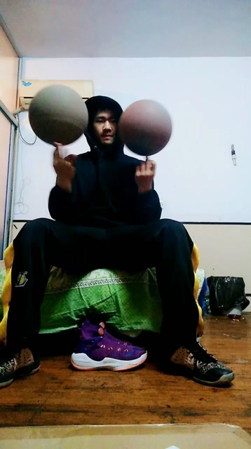 双手转球 .有喜欢转球的朋友吗?