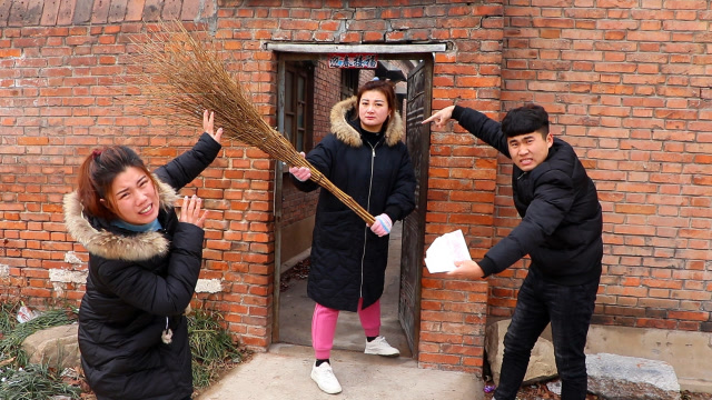 女老板过年回老家,装"肺癌"试探亲妹妹,不料穷弟弟做法感人