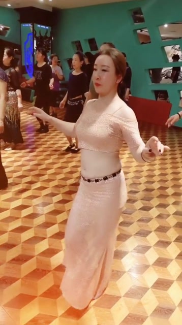 肚皮舞就是简单,随时随地扯掉小腹