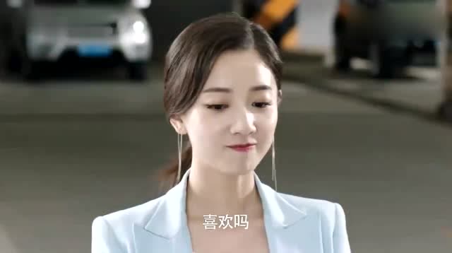 《身为一个胖子》肖楠开豪车向罗伊人甜蜜送花,太帅了吧!