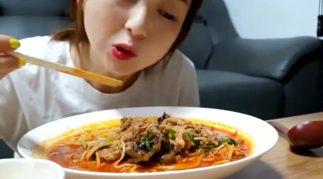 韩国大胃王hamzy吃播吃雪花牛肉面一大碗呼噜噜全吃光