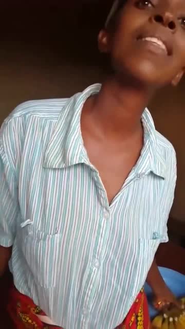 牙啃泥妈妈够潮的,现在都戴上鸭舌帽了