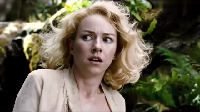 美女被远古巨鳄盯上,结果来了个更厉害的怪物,鳄鱼顶不住它一口