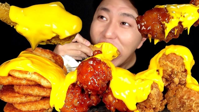 韩国吃货小哥,吃炸鸡腿,搭配土豆饼,大口大口地吃,太香了