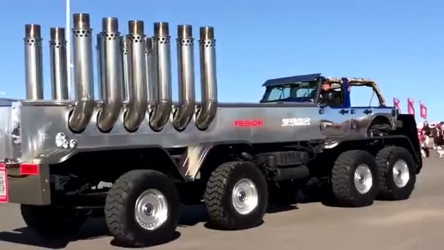 这车是烧煤的吧,竟然有两排烟筒,真让人开眼界!