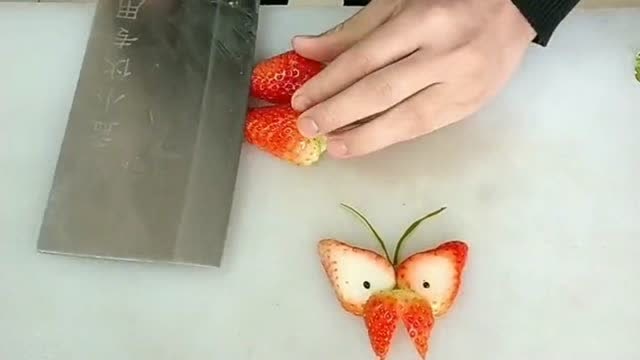 吃货总结的草莓切法,这样切出来的草莓深受老人和孩子喜欢,你学会了吗