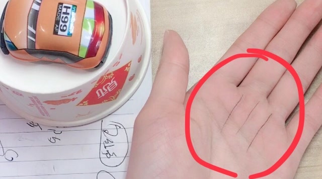 太阳线出现三奇纹的人官运很好,尤其是在中年以后,有权有势