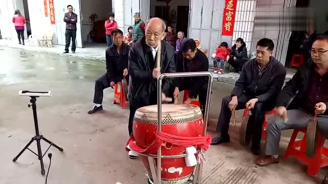 梅州客家大锣鼓,70多岁的大爷露一手,鼓声太震撼了!