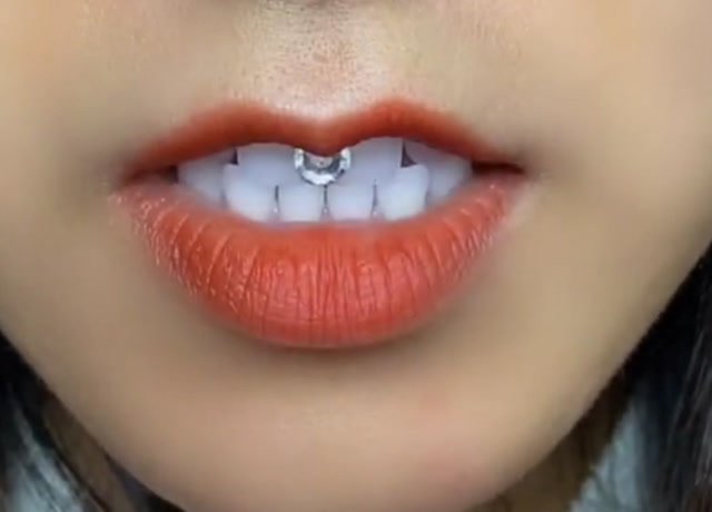 没注意小姐姐说了什么,只看到了她牙齿间的闪亮!