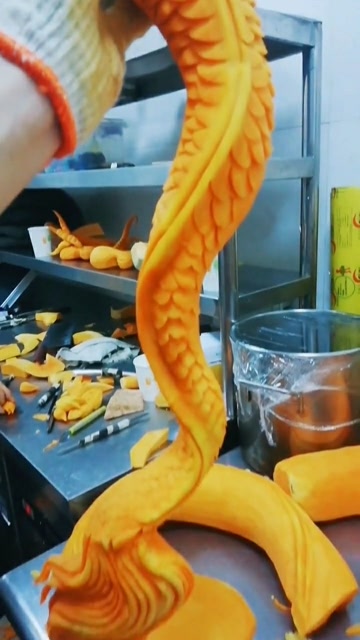 今天用南瓜雕刻的龙尾巴你们觉得像吗