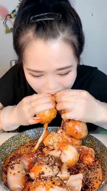 美女吃播大口吃羊脑,这样的吃相,看着就过瘾