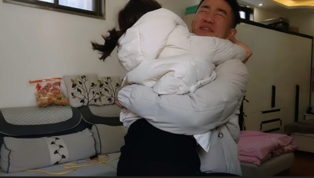 小伙给老婆惊喜,媳妇收到先抱着老公亲一口,老公:你别恶心我了