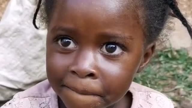 很美丽的非洲小女孩,听说还是一个中非混血,这大眼睛真让人羡慕!