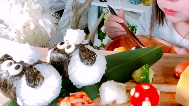 泰国大胃王做的卡通饭团,配着蛋卷吃,让人直流口水