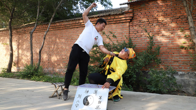 骗子摆摊算命,满嘴胡说八道,没想遇到小伙摊子被砸了