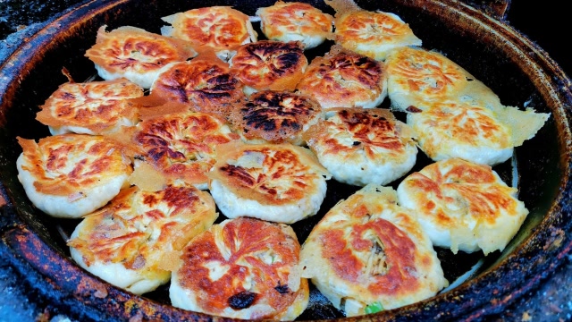 陕西镇安特有的一种小吃,一元一个,配上油泼辣子,美的很啊